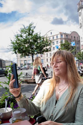 Julie, 25
