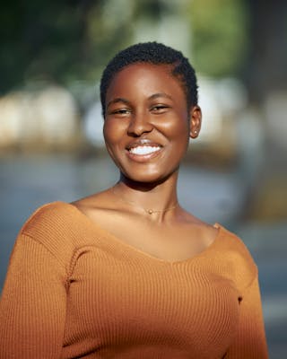 Chloé, 23