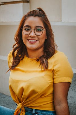 Julie, 25