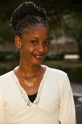 Inès, 25